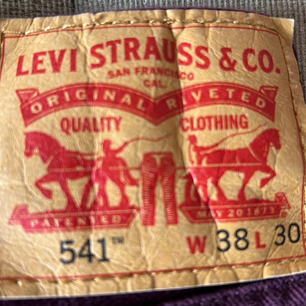 Levis Men 541 size  38 waist 30 length Burgundy jeans.